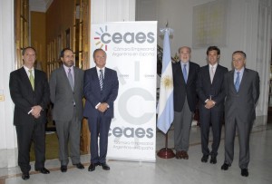 En la foto: Sr. Fernando Dapero en representación de Aseguradora Federal Argentina S.A., Sr. Carlos Bruno en representación de YPF, Sr. Mario Cifuentes en representación de OPS Argentina, Sr. Leandro Sigman en representación de CHEMO Group, Sr. Miguel Acevedo en representación de Aceitera General Deheza y el Embajador de Argentina en España Dr. Carlos Bettini