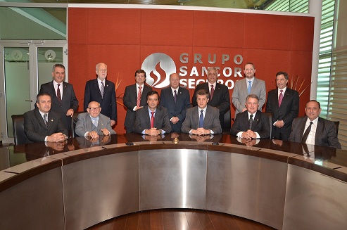 El nuevo Consejo de Administración, junto al homenajeado Silvio Delloni, y el Ceo del Grupo Sancor Seguros, Néstor Abatidaga