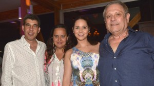 ALEJANDRO SIMÓN (CEO) Y NESTOR ABATIDAGA (DIR GRAL CORPORATIVO) CON SUS ESPOSAS