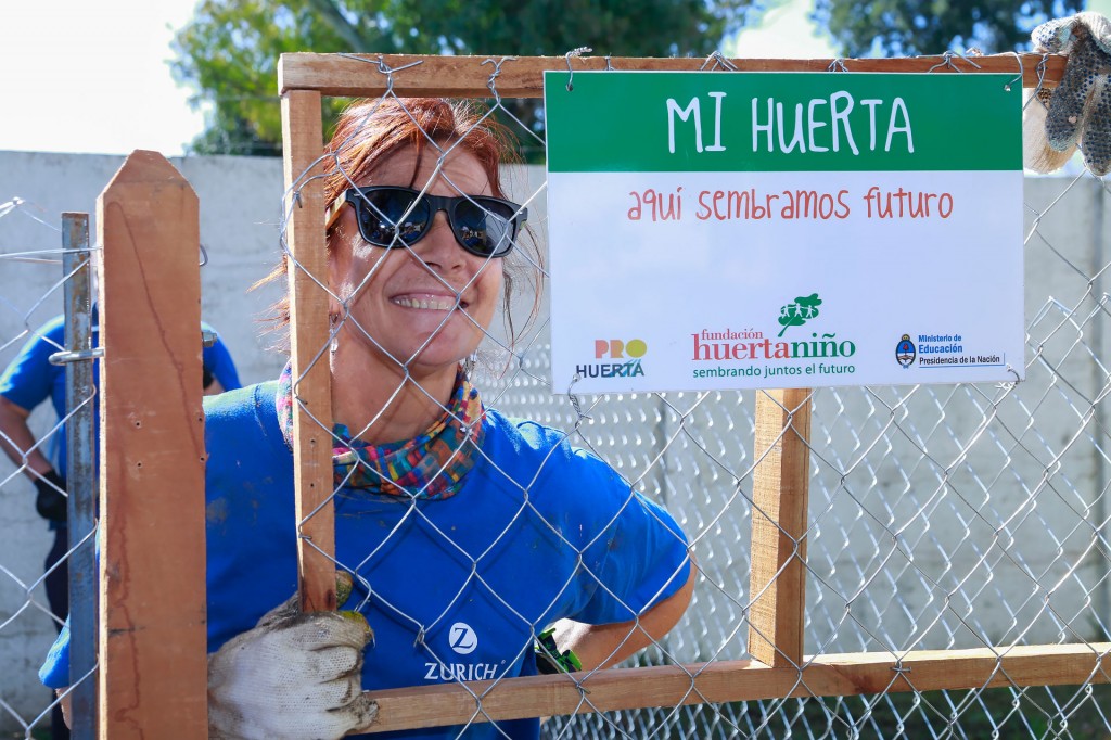 ZCW-Los voluntarios de AmbienteZ participaron del programa ´mi huerta´ junto a Fundación Huerta Niño construyendo una huerta orgánica en una escuela