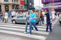 Peatones: 1 de cada 2 cruza distraído