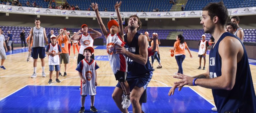De la mano de La Caja, el Seleccionado Argentino de Básquet brindó una clínica de básquet gratuita