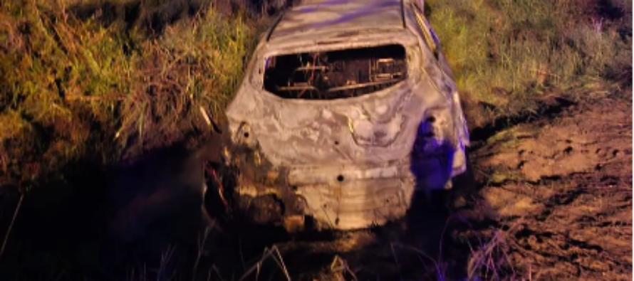 Apareció un auto incendiado en Berisso y por las cámaras se detectó que lo quemó su dueño